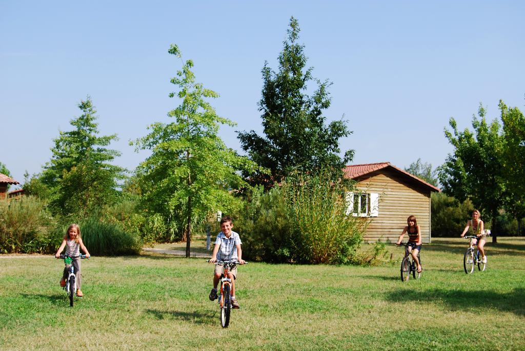 Lagrange Grand Bleu Vacances - Residence Port Lalande Castelmoron-sur-Lot Exterior photo