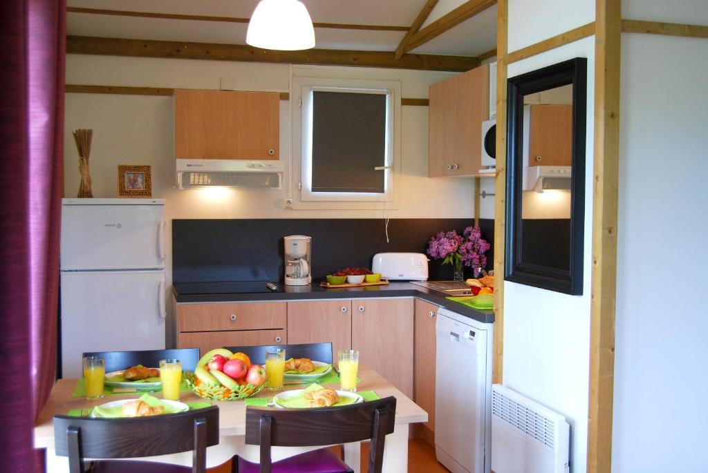 Lagrange Grand Bleu Vacances - Residence Port Lalande Castelmoron-sur-Lot Room photo
